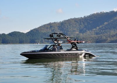 Camero Vision 21V on a lake | Camera Vision 21V | Camero Ski Boat | Ski Boat